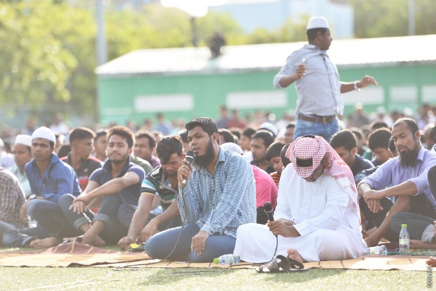 ސެޕްޓެމްބަރ 1، 2017: މާލެގައި ބޮޑު ޖަމާއަތުގައި ކުރެވުނު 1438ވަނަ އަހަރުގެ އަޟްހާ އީދު ނަމާދުގެ ތެރެއިން -- ސަން ފޮޓޯ/ ފަޔާޒު މޫސާ