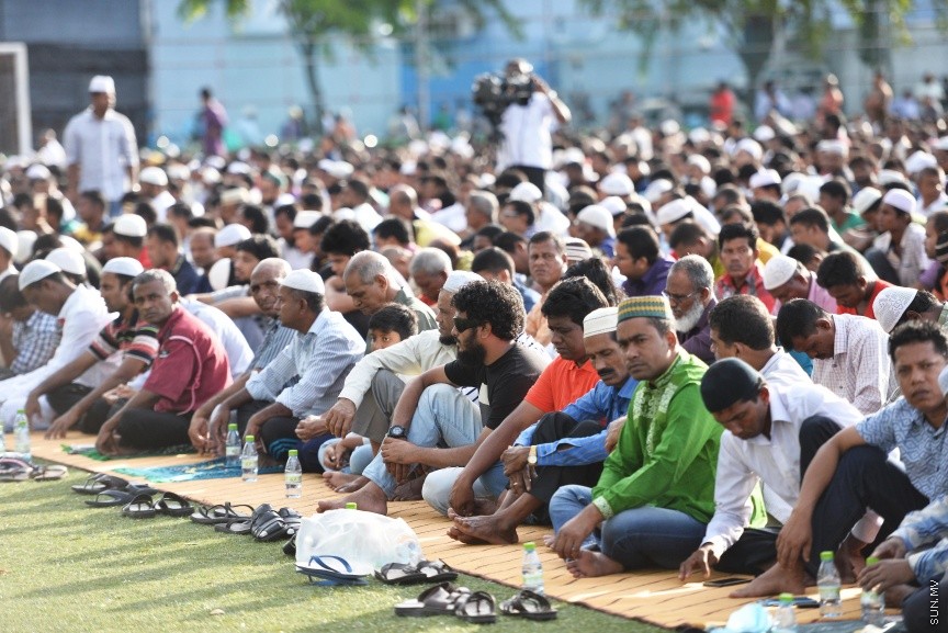 ސެޕްޓެމްބަރ 1، 2017: މާލެގައި ބޮޑު ޖަމާއަތުގައި ކުރެވުނު 1438ވަނަ އަހަރުގެ އަޟްހާ އީދު ނަމާދުގެ ތެރެއިން -- ސަން ފޮޓޯ/ ފަޔާޒު މޫސާ