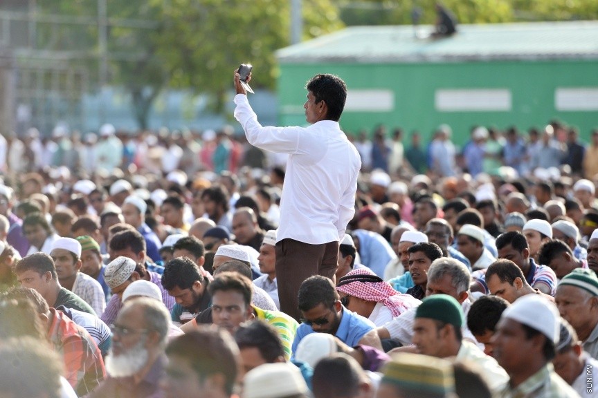 ސެޕްޓެމްބަރ 1، 2017: މާލެގައި ބޮޑު ޖަމާއަތުގައި ކުރެވުނު 1438ވަނަ އަހަރުގެ އަޟްހާ އީދު ނަމާދުގެ ތެރެއިން -- ސަން ފޮޓޯ/ ފަޔާޒު މޫސާ