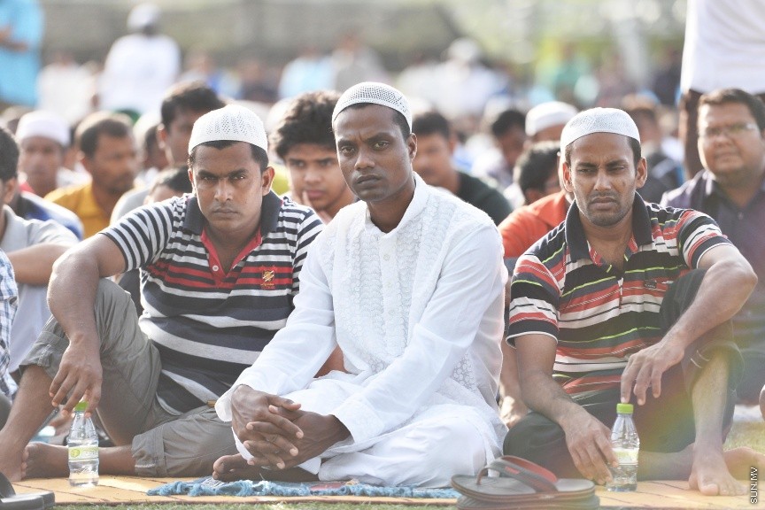 ސެޕްޓެމްބަރ 1، 2017: މާލެގައި ބޮޑު ޖަމާއަތުގައި ކުރެވުނު 1438ވަނަ އަހަރުގެ އަޟްހާ އީދު ނަމާދުގެ ތެރެއިން -- ސަން ފޮޓޯ/ ފަޔާޒު މޫސާ