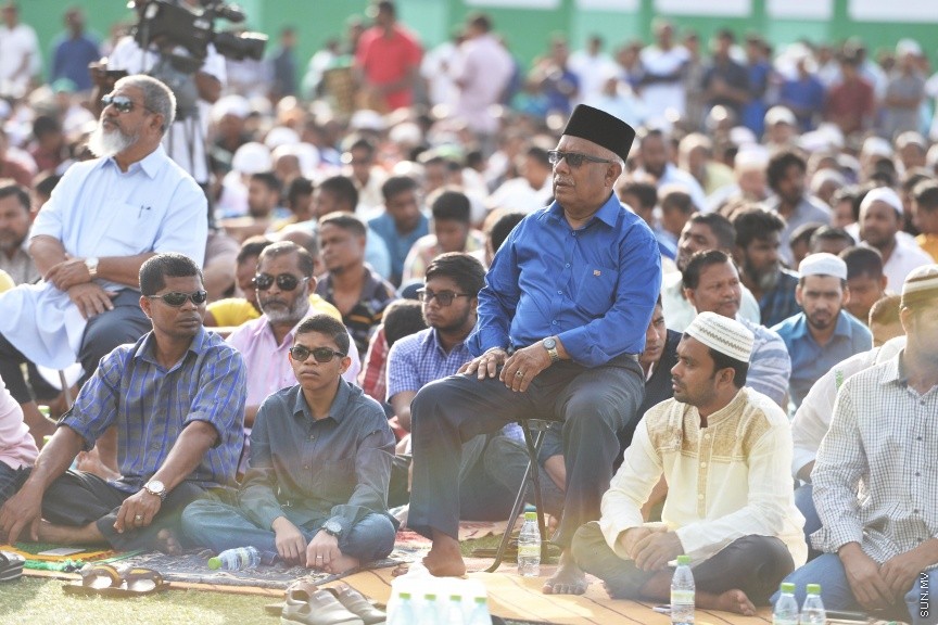 ސެޕްޓެމްބަރ 1، 2017: މާލެގައި ބޮޑު ޖަމާއަތުގައި ކުރެވުނު 1438ވަނަ އަހަރުގެ އަޟްހާ އީދު ނަމާދުގެ ތެރެއިން -- ސަން ފޮޓޯ/ ފަޔާޒު މޫސާ