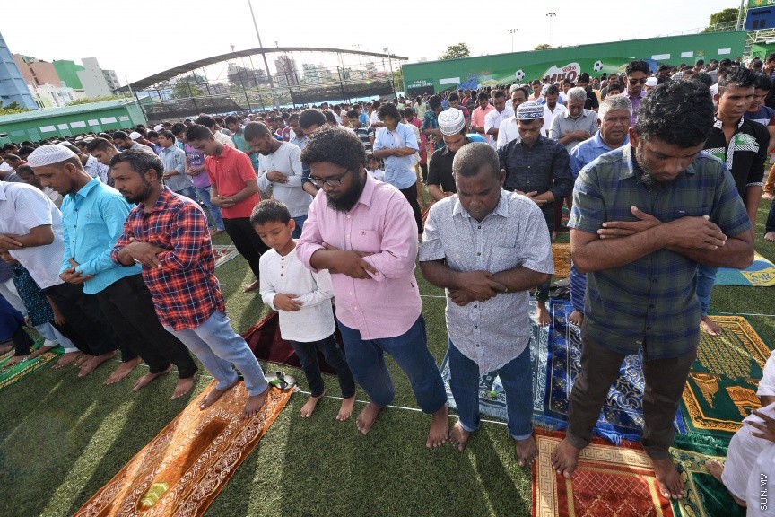 ސެޕްޓެމްބަރ 1، 2017: މާލެގައި ބޮޑު ޖަމާއަތުގައި ކުރެވުނު 1438ވަނަ އަހަރުގެ އަޟްހާ އީދު ނަމާދުގެ ތެރެއިން -- ސަން ފޮޓޯ/ ފަޔާޒު މޫސާ