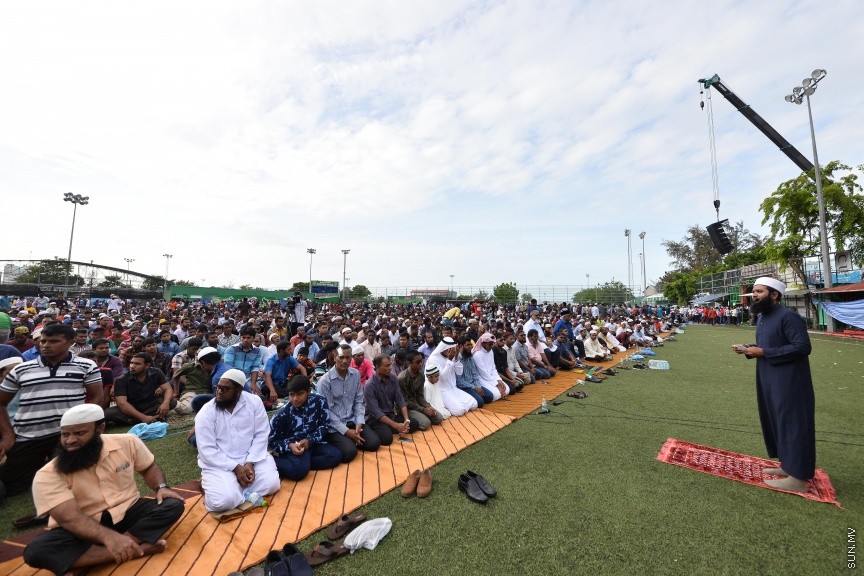 ސެޕްޓެމްބަރ 1، 2017: މާލެގައި ބޮޑު ޖަމާއަތުގައި ކުރެވުނު 1438ވަނަ އަހަރުގެ އަޟްހާ އީދު ނަމާދުގެ ތެރެއިން -- ސަން ފޮޓޯ/ ފަޔާޒު މޫސާ