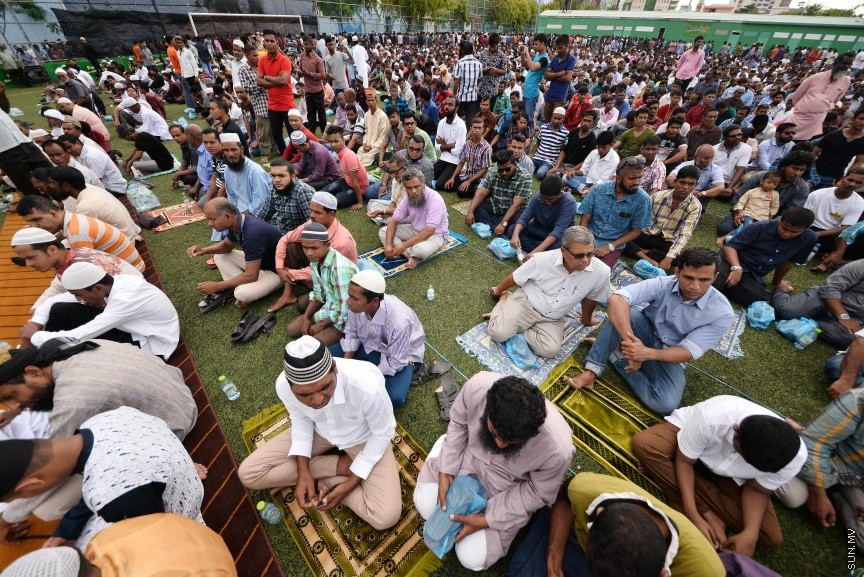 ސެޕްޓެމްބަރ 1، 2017: މާލެގައި ބޮޑު ޖަމާއަތުގައި ކުރެވުނު 1438ވަނަ އަހަރުގެ އަޟްހާ އީދު ނަމާދުގެ ތެރެއިން -- ސަން ފޮޓޯ/ ފަޔާޒު މޫސާ