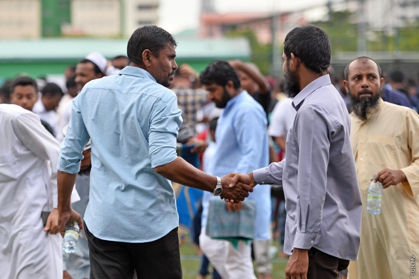 ސެޕްޓެމްބަރ 1، 2017: މާލެގައި ބޮޑު ޖަމާއަތުގައި ކުރެވުނު 1438ވަނަ އަހަރުގެ އަޟްހާ އީދު ނަމާދުގެ ތެރެއިން -- ސަން ފޮޓޯ/ ފަޔާޒު މޫސާ