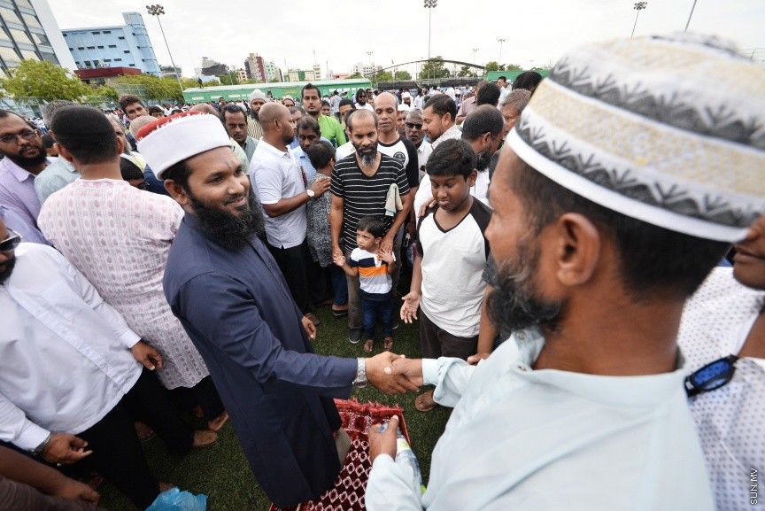 ސެޕްޓެމްބަރ 1، 2017: މާލެގައި ބޮޑު ޖަމާއަތުގައި ކުރެވުނު 1438ވަނަ އަހަރުގެ އަޟްހާ އީދު ނަމާދުގެ ތެރެއިން -- ސަން ފޮޓޯ/ ފަޔާޒު މޫސާ