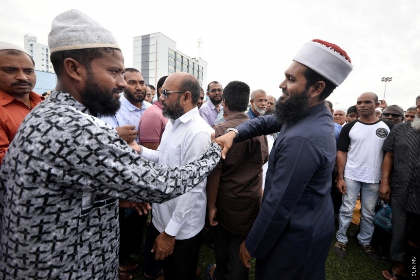 ސެޕްޓެމްބަރ 1، 2017: މާލެގައި ބޮޑު ޖަމާއަތުގައި ކުރެވުނު 1438ވަނަ އަހަރުގެ އަޟްހާ އީދު ނަމާދުގެ ތެރެއިން -- ސަން ފޮޓޯ/ ފަޔާޒު މޫސާ