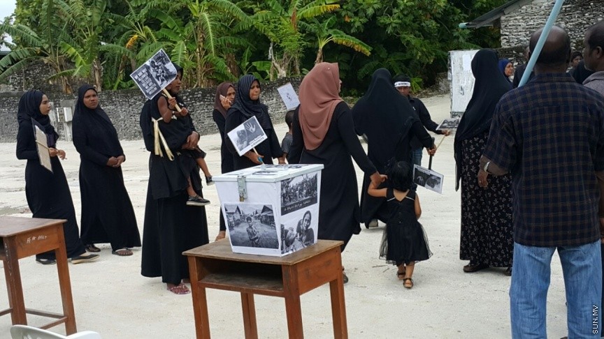 ރޮހިންޔާ މުސްލިމުންނަށް އެހީވުމަށް ފައިސާ އެއްކުރުމަށް ލ. އިސްދޫގައި ބެހެއްޓި ފަންޑް ފޮއްޓަށް ދެ ދުވަހުގެ ތެރޭގައި އެއްލައްކަ އަށް ވުރެ ގިނަ ރުފިޔާ ޖަމާކޮށްފި: ފަންޑް ފޮށި ބެހެއްޓުމުގެ އިތުރުން ކަޕްކޭކް ވިއްކުމާއި ހެދިކާ ވިއްކުމުގެ އިތުރުން ސައިކަލް ދޮވުމުގެ ހަރަކާތްތައް ވަނީ އިސްދޫގައި ކުރިއަށް ގެންގޮއްސަ---ފޮޓޯ އިސްދޫ ކައުންސިލް