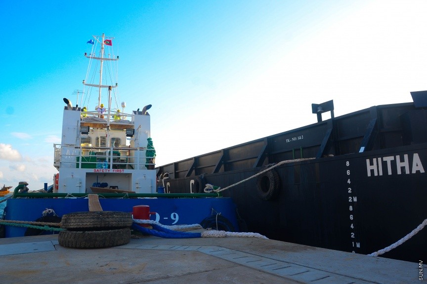  19 ސެޕްޓެމްބަރ 2017: އެމްޓިސީސީގެ ލޮޖިސްޓިކް އޮޕަރޭޝަން އަށް އަލަށް ގެނައި ބާޖާއި ޓަގް ބޯޓް އިފްތިތާހްކުރުން: މިއަދު ތިލަފުށީގައި ބޭއްވި ރަސްމިއްޔާތުގައި ޓަގް ބޯޓާއި ބާޖް އިފްތިތާހް ކޮށްދެއްވީ، އެމްޓީސީސީގެ ސީއީއޯ އިބްރާހިމް ޒިޔަތު---ސަން ފޮޓޯ/ މުހައްމަދު އަފްރާހް