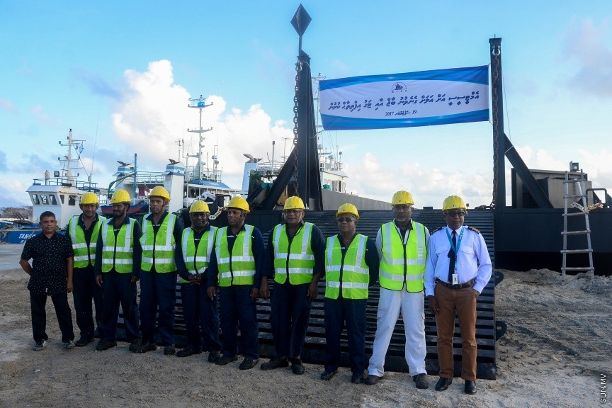  19 ސެޕްޓެމްބަރ 2017: އެމްޓިސީސީގެ ލޮޖިސްޓިކް އޮޕަރޭޝަން އަށް އަލަށް ގެނައި ބާޖާއި ޓަގް ބޯޓް އިފްތިތާހްކުރުން: މިއަދު ތިލަފުށީގައި ބޭއްވި ރަސްމިއްޔާތުގައި ޓަގް ބޯޓާއި ބާޖް އިފްތިތާހް ކޮށްދެއްވީ، އެމްޓީސީސީގެ ސީއީއޯ އިބްރާހިމް ޒިޔަތު---ސަން ފޮޓޯ/ މުހައްމަދު އަފްރާހް