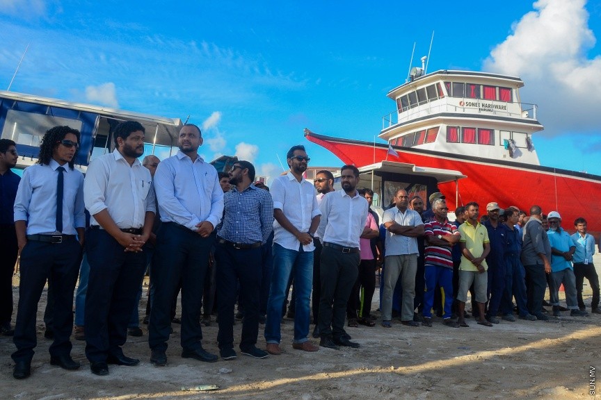  19 ސެޕްޓެމްބަރ 2017: އެމްޓިސީސީގެ ލޮޖިސްޓިކް އޮޕަރޭޝަން އަށް އަލަށް ގެނައި ބާޖާއި ޓަގް ބޯޓް އިފްތިތާހްކުރުން: މިއަދު ތިލަފުށީގައި ބޭއްވި ރަސްމިއްޔާތުގައި ޓަގް ބޯޓާއި ބާޖް އިފްތިތާހް ކޮށްދެއްވީ، އެމްޓީސީސީގެ ސީއީއޯ އިބްރާހިމް ޒިޔަތު---ސަން ފޮޓޯ/ މުހައްމަދު އަފްރާހް