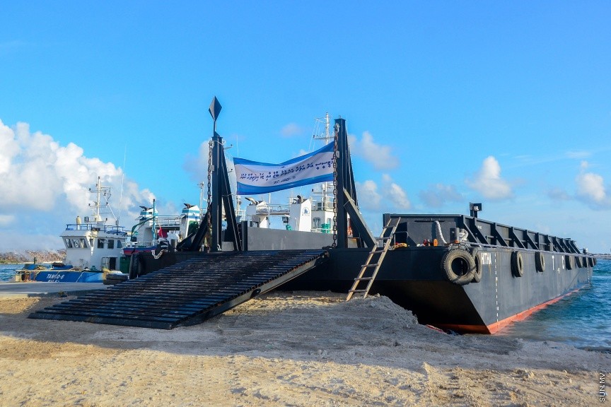  19 ސެޕްޓެމްބަރ 2017: އެމްޓިސީސީގެ ލޮޖިސްޓިކް އޮޕަރޭޝަން އަށް އަލަށް ގެނައި ބާޖާއި ޓަގް ބޯޓް އިފްތިތާހްކުރުން: މިއަދު ތިލަފުށީގައި ބޭއްވި ރަސްމިއްޔާތުގައި ޓަގް ބޯޓާއި ބާޖް އިފްތިތާހް ކޮށްދެއްވީ، އެމްޓީސީސީގެ ސީއީއޯ އިބްރާހިމް ޒިޔަތު---ސަން ފޮޓޯ/ މުހައްމަދު އަފްރާހް