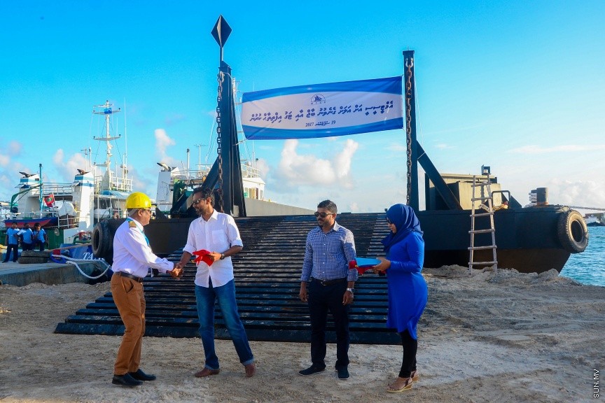  19 ސެޕްޓެމްބަރ 2017: އެމްޓިސީސީގެ ލޮޖިސްޓިކް އޮޕަރޭޝަން އަށް އަލަށް ގެނައި ބާޖާއި ޓަގް ބޯޓް އިފްތިތާހްކުރުން: މިއަދު ތިލަފުށީގައި ބޭއްވި ރަސްމިއްޔާތުގައި ޓަގް ބޯޓާއި ބާޖް އިފްތިތާހް ކޮށްދެއްވީ، އެމްޓީސީސީގެ ސީއީއޯ އިބްރާހިމް ޒިޔަތު---ސަން ފޮޓޯ/ މުހައްމަދު އަފްރާހް