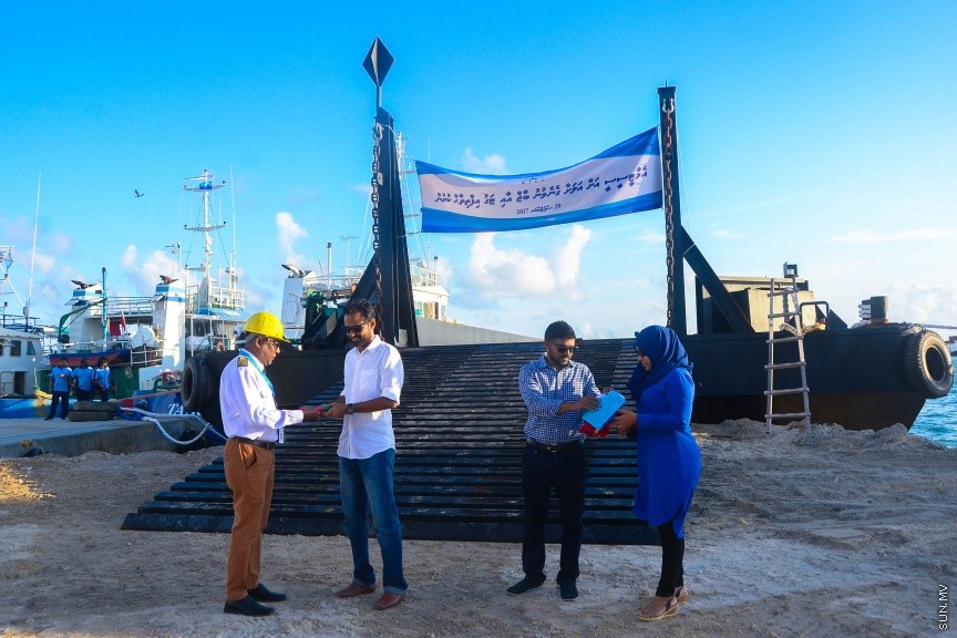  19 ސެޕްޓެމްބަރ 2017: އެމްޓިސީސީގެ ލޮޖިސްޓިކް އޮޕަރޭޝަން އަށް އަލަށް ގެނައި ބާޖާއި ޓަގް ބޯޓް އިފްތިތާހްކުރުން: މިއަދު ތިލަފުށީގައި ބޭއްވި ރަސްމިއްޔާތުގައި ޓަގް ބޯޓާއި ބާޖް އިފްތިތާހް ކޮށްދެއްވީ، އެމްޓީސީސީގެ ސީއީއޯ އިބްރާހިމް ޒިޔަތު---ސަން ފޮޓޯ/ މުހައްމަދު އަފްރާހް