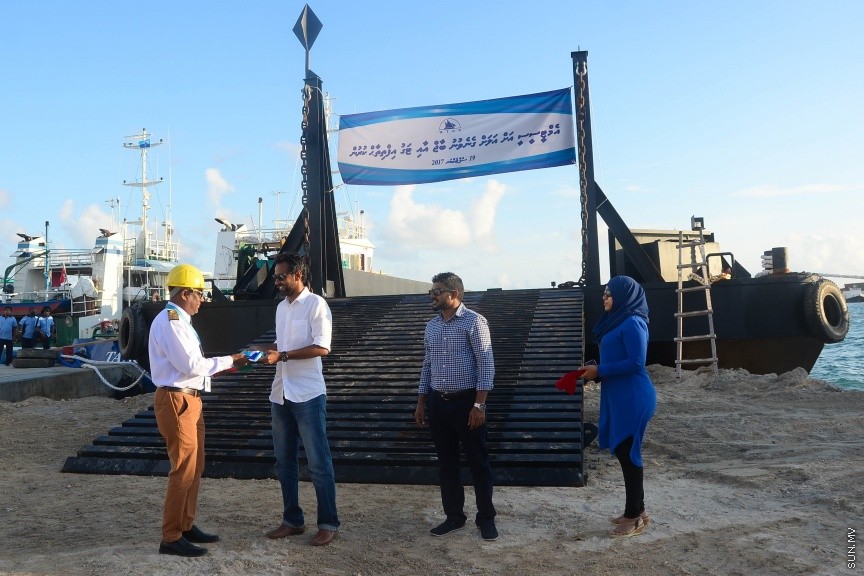  19 ސެޕްޓެމްބަރ 2017: އެމްޓިސީސީގެ ލޮޖިސްޓިކް އޮޕަރޭޝަން އަށް އަލަށް ގެނައި ބާޖާއި ޓަގް ބޯޓް އިފްތިތާހްކުރުން: މިއަދު ތިލަފުށީގައި ބޭއްވި ރަސްމިއްޔާތުގައި ޓަގް ބޯޓާއި ބާޖް އިފްތިތާހް ކޮށްދެއްވީ، އެމްޓީސީސީގެ ސީއީއޯ އިބްރާހިމް ޒިޔަތު---ސަން ފޮޓޯ/ މުހައްމަދު އަފްރާހް