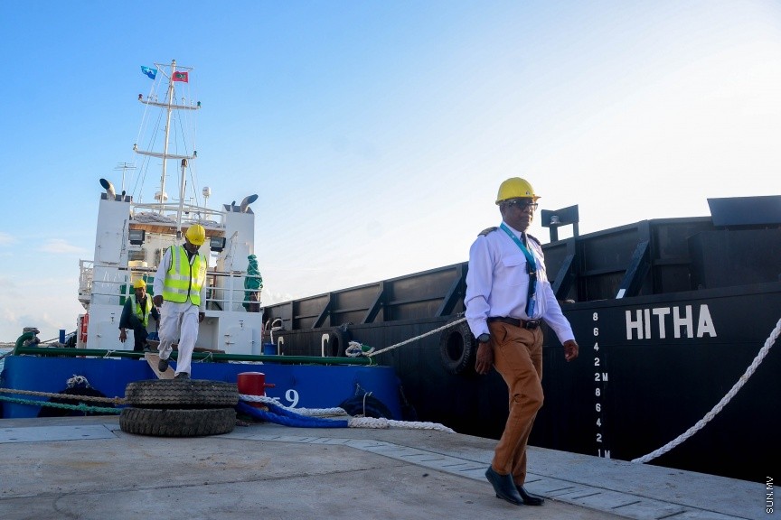  19 ސެޕްޓެމްބަރ 2017: އެމްޓިސީސީގެ ލޮޖިސްޓިކް އޮޕަރޭޝަން އަށް އަލަށް ގެނައި ބާޖާއި ޓަގް ބޯޓް އިފްތިތާހްކުރުން: މިއަދު ތިލަފުށީގައި ބޭއްވި ރަސްމިއްޔާތުގައި ޓަގް ބޯޓާއި ބާޖް އިފްތިތާހް ކޮށްދެއްވީ، އެމްޓީސީސީގެ ސީއީއޯ އިބްރާހިމް ޒިޔަތު---ސަން ފޮޓޯ/ މުހައްމަދު އަފްރާހް