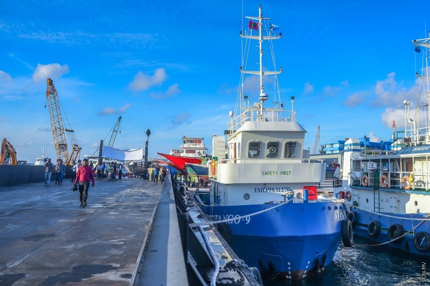  19 ސެޕްޓެމްބަރ 2017: އެމްޓިސީސީގެ ލޮޖިސްޓިކް އޮޕަރޭޝަން އަށް އަލަށް ގެނައި ބާޖާއި ޓަގް ބޯޓް އިފްތިތާހްކުރުން: މިއަދު ތިލަފުށީގައި ބޭއްވި ރަސްމިއްޔާތުގައި ޓަގް ބޯޓާއި ބާޖް އިފްތިތާހް ކޮށްދެއްވީ، އެމްޓީސީސީގެ ސީއީއޯ އިބްރާހިމް ޒިޔަތު---ސަން ފޮޓޯ/ މުހައްމަދު އަފްރާހް