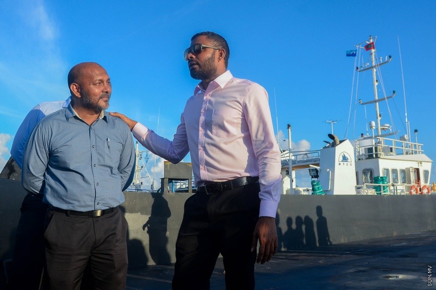  19 ސެޕްޓެމްބަރ 2017: އެމްޓިސީސީގެ ލޮޖިސްޓިކް އޮޕަރޭޝަން އަށް އަލަށް ގެނައި ބާޖާއި ޓަގް ބޯޓް އިފްތިތާހްކުރުން: މިއަދު ތިލަފުށީގައި ބޭއްވި ރަސްމިއްޔާތުގައި ޓަގް ބޯޓާއި ބާޖް އިފްތިތާހް ކޮށްދެއްވީ، އެމްޓީސީސީގެ ސީއީއޯ އިބްރާހިމް ޒިޔަތު---ސަން ފޮޓޯ/ މުހައްމަދު އަފްރާހް