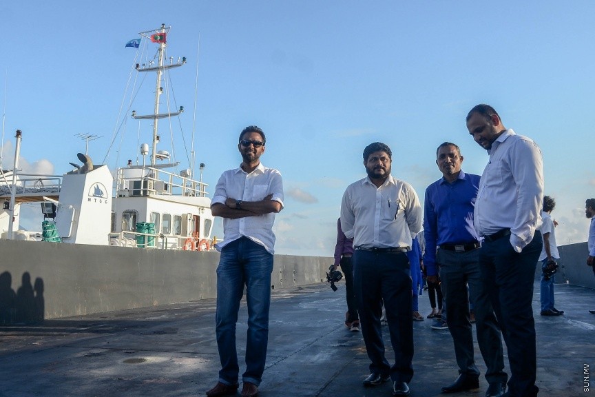  19 ސެޕްޓެމްބަރ 2017: އެމްޓިސީސީގެ ލޮޖިސްޓިކް އޮޕަރޭޝަން އަށް އަލަށް ގެނައި ބާޖާއި ޓަގް ބޯޓް އިފްތިތާހްކުރުން: މިއަދު ތިލަފުށީގައި ބޭއްވި ރަސްމިއްޔާތުގައި ޓަގް ބޯޓާއި ބާޖް އިފްތިތާހް ކޮށްދެއްވީ، އެމްޓީސީސީގެ ސީއީއޯ އިބްރާހިމް ޒިޔަތު---ސަން ފޮޓޯ/ މުހައްމަދު އަފްރާހް