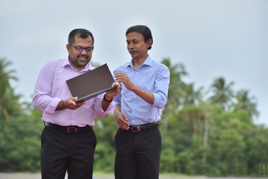 ޖެޓުތައް ޖެއްސޭ ގޮތަށް ގއ. ކޫއްޑޫ އެއާޕޯޓުގެ ރަންވޭ ބޮޑުކޮށް، އިތުރު ހިދުމަތްތައް ދެވޭ ގޮތަށް ތަރައްގީކޮށް، ރަސްމީކޮން އެ އެއާޕޯޓް ހުޅުވުމަށް ބޭއްވި ރަސްމިއްޔާތުގެ ތެރެއިން: ކޫއްޑޫ އެއާޕޯޓު މޯލްޑިވްސްގެ ނަމުގައި އެ އެއާޕޯޓް ހުޅުވައި ދެއްވީ ރައީސުލްޖުމްހޫރިއްޔާ އަބްދުﷲ ޔާމިން އަބްދުލް ގައްޔޫމް----ފޮޓޯ/ ރައީސް އޮފީސް