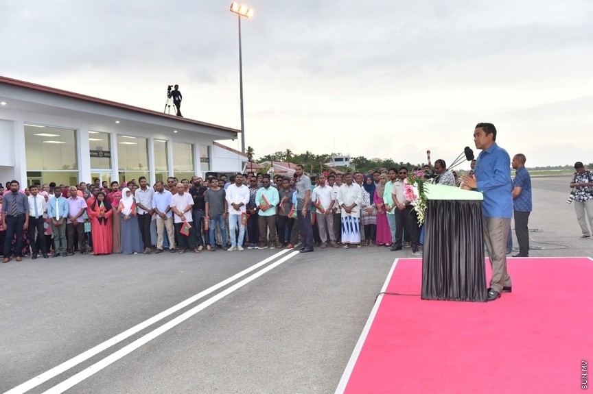 ޖެޓުތައް ޖެއްސޭ ގޮތަށް ގއ. ކޫއްޑޫ އެއާޕޯޓުގެ ރަންވޭ ބޮޑުކޮށް، އިތުރު ހިދުމަތްތައް ދެވޭ ގޮތަށް ތަރައްގީކޮށް، ރަސްމީކޮން އެ އެއާޕޯޓް ހުޅުވުމަށް ބޭއްވި ރަސްމިއްޔާތުގެ ތެރެއިން: ކޫއްޑޫ އެއާޕޯޓު މޯލްޑިވްސްގެ ނަމުގައި އެ އެއާޕޯޓް ހުޅުވައި ދެއްވީ ރައީސުލްޖުމްހޫރިއްޔާ އަބްދުﷲ ޔާމިން އަބްދުލް ގައްޔޫމް----ފޮޓޯ/ ރައީސް އޮފީސް