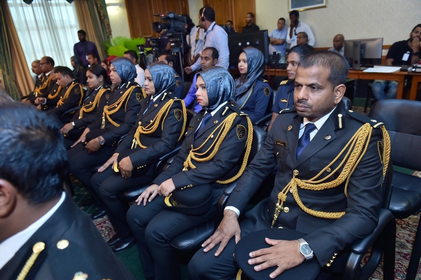 އޮކްޓޯބަރ 11، 2017: ވިޔަފާރިކޮށް ފައިސާ ނެގުމާއި އަދި އިތުރު ގިނަ ހިދުމަތްތަކެއް ލިބޭގޮތަށް، "ޕާސްޕޯޓު ކާޑު" ތައާރަފްކުރުމަށް ރައީސް އޮފީސްގައި ބޭއްވި ހަފްލާގެ ތެރެއިން -- ފޮޓޯ/ ރައީސް އޮފީސް