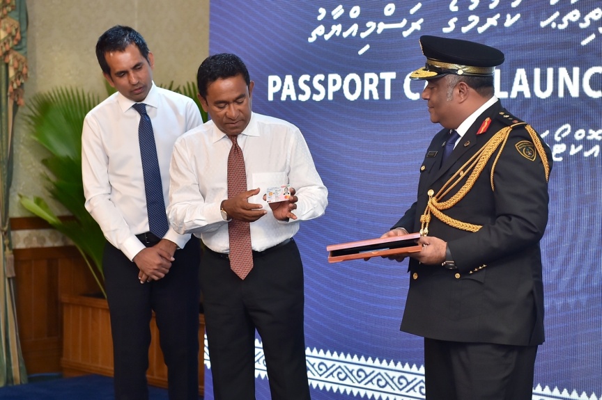 އޮކްޓޯބަރ 11، 2017: ވިޔަފާރިކޮށް ފައިސާ ނެގުމާއި އަދި އިތުރު ގިނަ ހިދުމަތްތަކެއް ލިބޭގޮތަށް، "ޕާސްޕޯޓު ކާޑު" ތައާރަފްކުރުމަށް ރައީސް އޮފީސްގައި ބޭއްވި ހަފްލާގެ ތެރެއިން -- ފޮޓޯ/ ރައީސް އޮފީސް