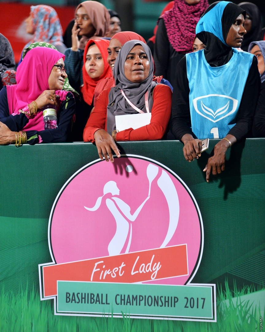 އޮކްޓޯބަރ 27، 2017: ފަސްޓް ލޭޑީ ބަށިބޯޅަ ޗެމްޕިއަންޝިޕްގެ ފައިނަލް މެޗުގެ ތެރެއިން:  ކ. މާފުށި ބަލިކޮށް ޗެމްޕިއަންކަން ހޯދީ ފ. ފީއަލީ ޓީމް -- ސަން ފޮޓޯ/ ފަޔާޒު މޫސާ