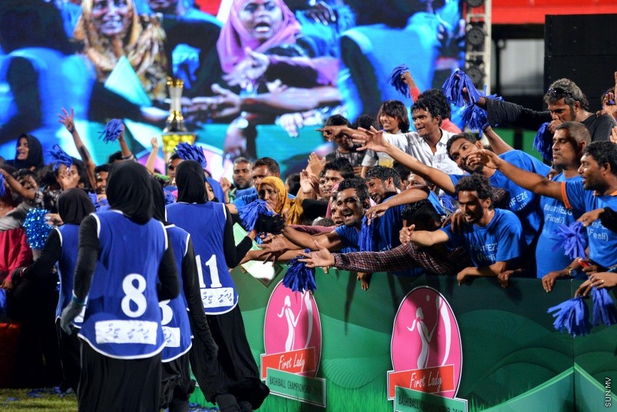 އޮކްޓޯބަރ 27، 2017: ފަސްޓް ލޭޑީ ބަށިބޯޅަ ޗެމްޕިއަންޝިޕްގެ ފައިނަލް މެޗުގެ ތެރެއިން:  ކ. މާފުށި ބަލިކޮށް ޗެމްޕިއަންކަން ހޯދީ ފ. ފީއަލީ ޓީމް -- ސަން ފޮޓޯ/ ފަޔާޒު މޫސާ