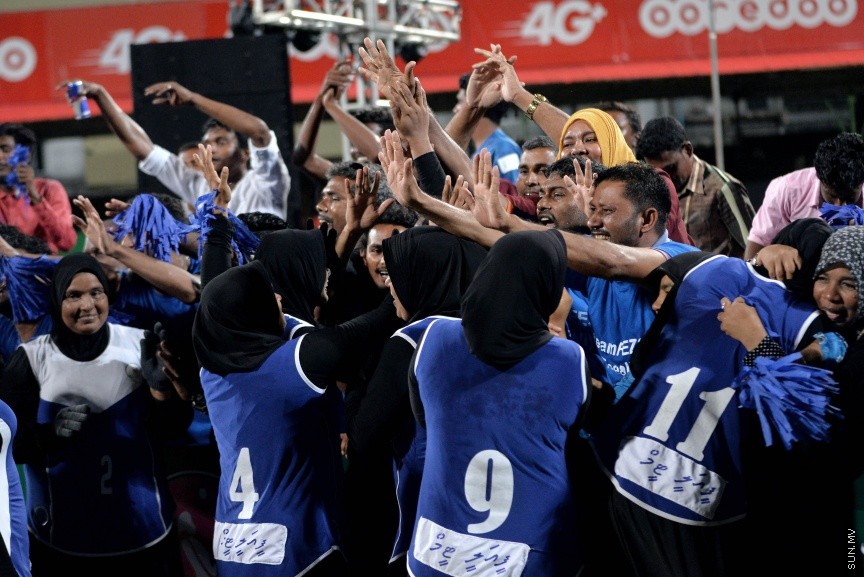 އޮކްޓޯބަރ 27، 2017: ފަސްޓް ލޭޑީ ބަށިބޯޅަ ޗެމްޕިއަންޝިޕްގެ ފައިނަލް މެޗުގެ ތެރެއިން:  ކ. މާފުށި ބަލިކޮށް ޗެމްޕިއަންކަން ހޯދީ ފ. ފީއަލީ ޓީމް -- ސަން ފޮޓޯ/ ފަޔާޒު މޫސާ