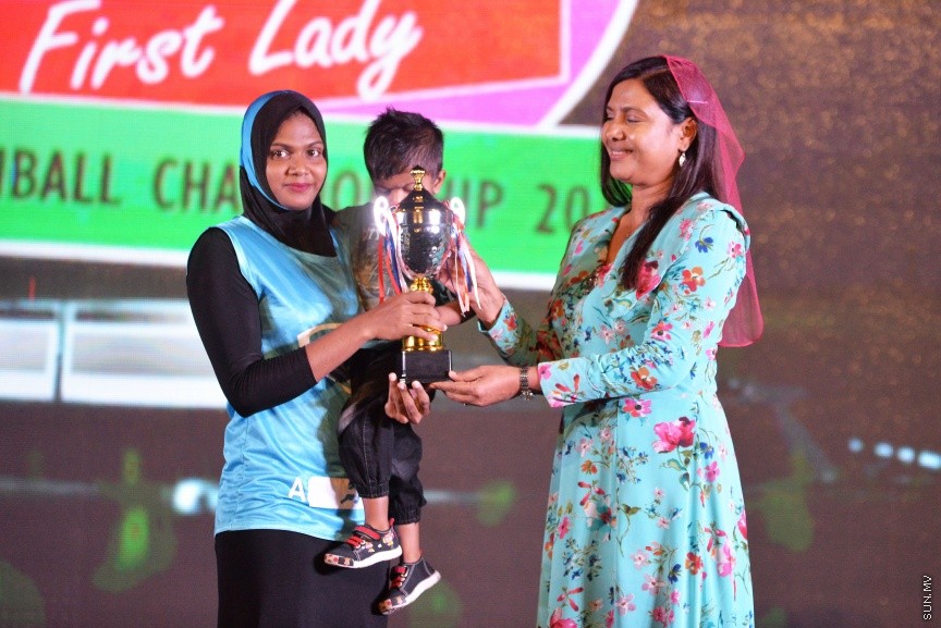 އޮކްޓޯބަރ 27، 2017: ފަސްޓް ލޭޑީ ބަށިބޯޅަ ޗެމްޕިއަންޝިޕްގެ ފައިނަލް މެޗުގެ ތެރެއިން:  ކ. މާފުށި ބަލިކޮށް ޗެމްޕިއަންކަން ހޯދީ ފ. ފީއަލީ ޓީމް -- ސަން ފޮޓޯ/ ފަޔާޒު މޫސާ