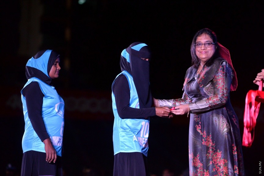 އޮކްޓޯބަރ 27، 2017: ފަސްޓް ލޭޑީ ބަށިބޯޅަ ޗެމްޕިއަންޝިޕްގެ ފައިނަލް މެޗުގެ ތެރެއިން:  ކ. މާފުށި ބަލިކޮށް ޗެމްޕިއަންކަން ހޯދީ ފ. ފީއަލީ ޓީމް -- ސަން ފޮޓޯ/ ފަޔާޒު މޫސާ