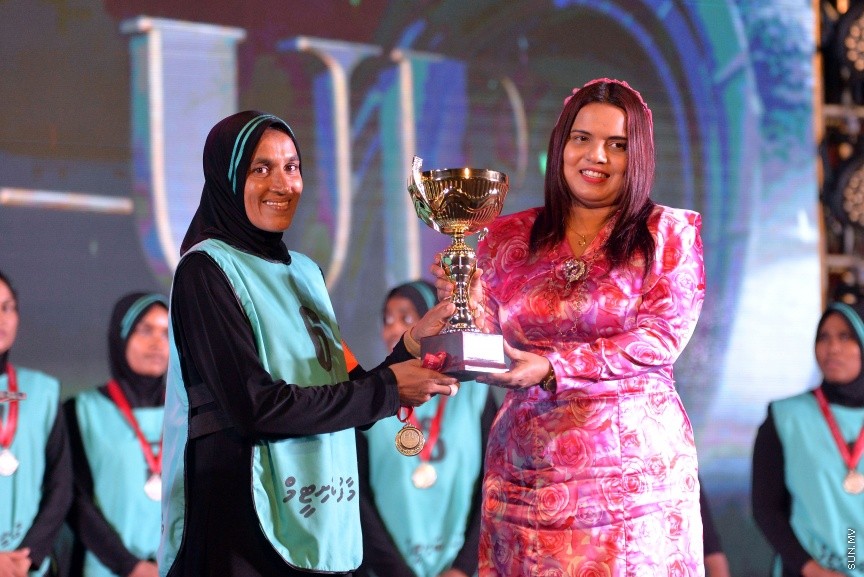 އޮކްޓޯބަރ 27، 2017: ފަސްޓް ލޭޑީ ބަށިބޯޅަ ޗެމްޕިއަންޝިޕްގެ ފައިނަލް މެޗުގެ ތެރެއިން:  ކ. މާފުށި ބަލިކޮށް ޗެމްޕިއަންކަން ހޯދީ ފ. ފީއަލީ ޓީމް -- ސަން ފޮޓޯ/ ފަޔާޒު މޫސާ