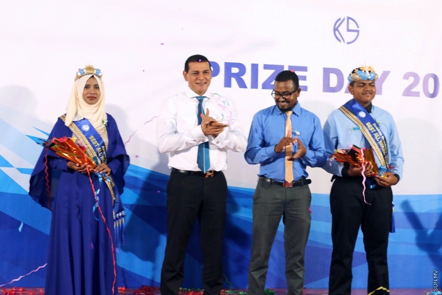 ނ. ކެނދިކުޅުދޫ ސްކޫލުގެ 2016 ވަނަ އަހަރުގެ އަހަރީ އިނާމް ދިނުމުގެ ޖަލްސާގެ ތެރެއިން: ސްކޫލްގެ އެންމެ މޮޅު ދަރިވަރުންނަށް ހޮވުނީ އިބްރާހީމް ހަމްދާން އައްބާސް އާއި އާއިޝަތު ރީޝާ -- ސަން ފޮޓޯ/ އިހްތިޝާމް މުހައްމަދު