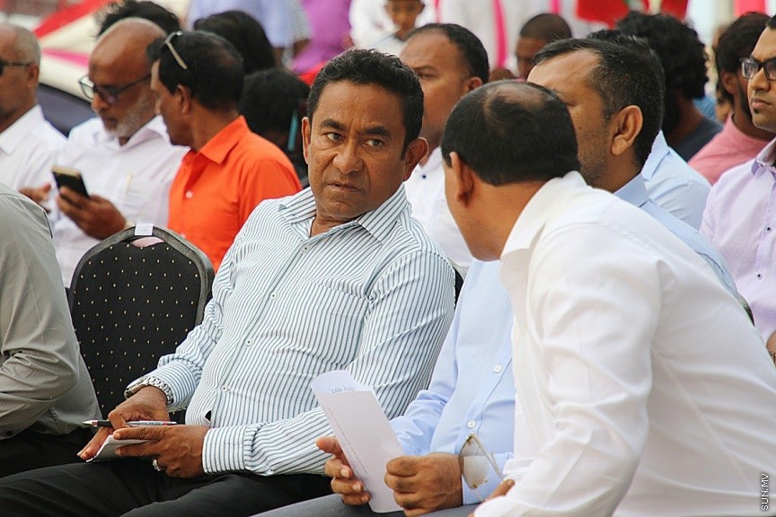 ނޮވެމްބަރ 1، 2017: ފ. ނިލަންދުއަށް ވަޑައިގެން އެ ރަށުގެ ރައްޔިތުންނާއި ރައީސް ޔާމީން ބައްދަލުކުރެއްވުން  -- ސަން ފޮޓޯ/ އިރުތިޝާމް 