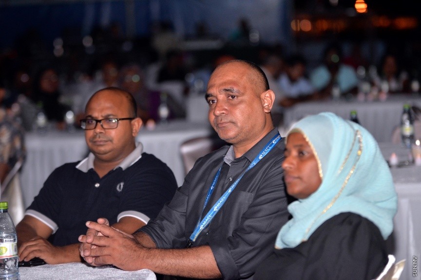 އެމްއޭސީއެލްގެ މުވައްޒަފުންނަށް ހާއްސަކޮށްގެން އެ ކުންފުނީގެ މެނޭޖިން ޑިރެކްޓަރު ދެއްވާ "އެމްޑީ އެވޯޑު" ދިނުމުގެ ހަފްލާގެ ތެރެއިން---ސަން ފޮޓޯ/ ފަޔާޒު މޫސަ 