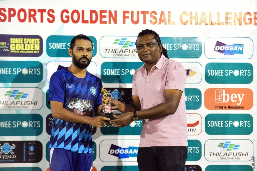 ނޮވެމްބަރ 13، 2017: ގޯލްޑަން ފުޓްސަލް އެސޯސިއޭޝަނުން އިންތިޒާމްކޮށްގެން ބާއްވާ ގޯލްޑަން ފުޓްސަލް ޗެލެންޖްގެ ފައިނަލް މެޗުގެ ތެރެއިން: 3-0 ލަނޑުން ސ. ފޭދޫ ބަލިކޮށް މުބާރާތް ކާމިޔާބު ކުރީ ހެންވޭރު -- ސަން ފޮޓޯ/ ފަޔާޒު މޫސާ