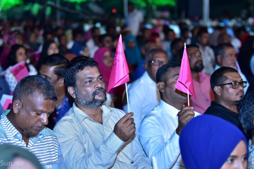 17 ނޮވެމްބަރ 2017: ރައީސް ޔާމިންގެ  ސަރުކާރަށް ހަތަރު އަހަރު ފުރުމުގެ މުނާސަބަތުގައި "ބަހާރެކޭ"ގެ ނަމުގައި ކާނިވާ ސަރަހައްދުގައި ބޭއްވި ޖަލްސާގެ ތެރެއިން---ސަން ފޮޓޯ/ މުހައްމަދު އަފްރާހް 