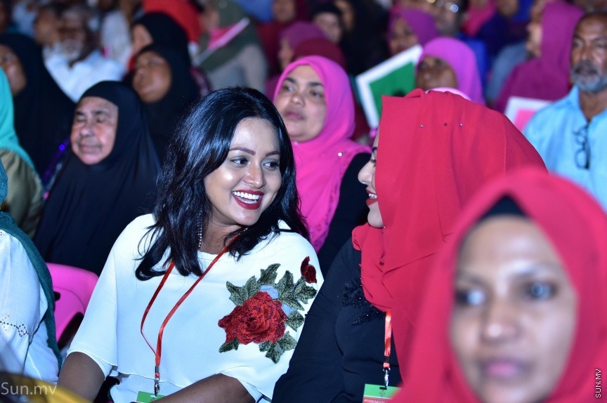 17 ނޮވެމްބަރ 2017: ރައީސް ޔާމިންގެ  ސަރުކާރަށް ހަތަރު އަހަރު ފުރުމުގެ މުނާސަބަތުގައި "ބަހާރެކޭ"ގެ ނަމުގައި ކާނިވާ ސަރަހައްދުގައި ބޭއްވި ޖަލްސާގެ ތެރެއިން---ސަން ފޮޓޯ/ މުހައްމަދު އަފްރާހް 