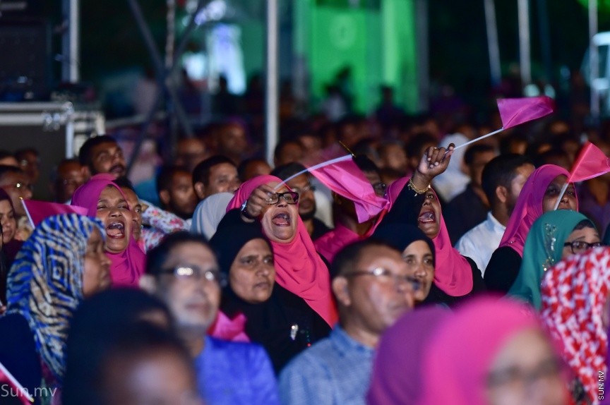 17 ނޮވެމްބަރ 2017: ރައީސް ޔާމިންގެ  ސަރުކާރަށް ހަތަރު އަހަރު ފުރުމުގެ މުނާސަބަތުގައި "ބަހާރެކޭ"ގެ ނަމުގައި ކާނިވާ ސަރަހައްދުގައި ބޭއްވި ޖަލްސާގެ ތެރެއިން---ސަން ފޮޓޯ/ މުހައްމަދު އަފްރާހް 