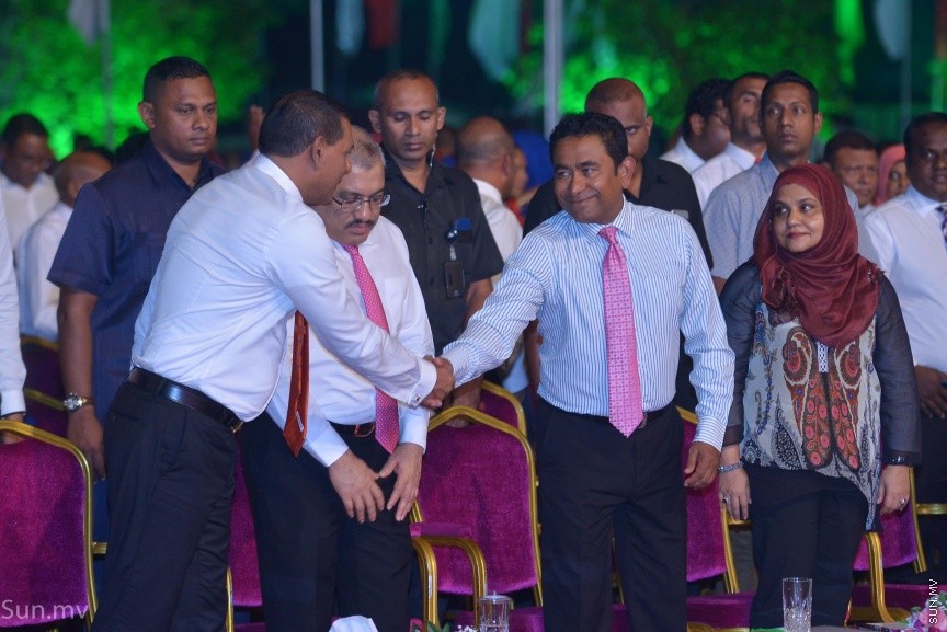 17 ނޮވެމްބަރ 2017: ރައީސް ޔާމިންގެ  ސަރުކާރަށް ހަތަރު އަހަރު ފުރުމުގެ މުނާސަބަތުގައި "ބަހާރެކޭ"ގެ ނަމުގައި ކާނިވާ ސަރަހައްދުގައި ބޭއްވި ޖަލްސާގެ ތެރެއިން---ސަން ފޮޓޯ/ މުހައްމަދު އަފްރާހް 