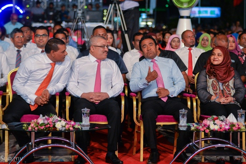 17 ނޮވެމްބަރ 2017: ރައީސް ޔާމިންގެ  ސަރުކާރަށް ހަތަރު އަހަރު ފުރުމުގެ މުނާސަބަތުގައި "ބަހާރެކޭ"ގެ ނަމުގައި ކާނިވާ ސަރަހައްދުގައި ބޭއްވި ޖަލްސާގެ ތެރެއިން---ސަން ފޮޓޯ/ މުހައްމަދު އަފްރާހް 