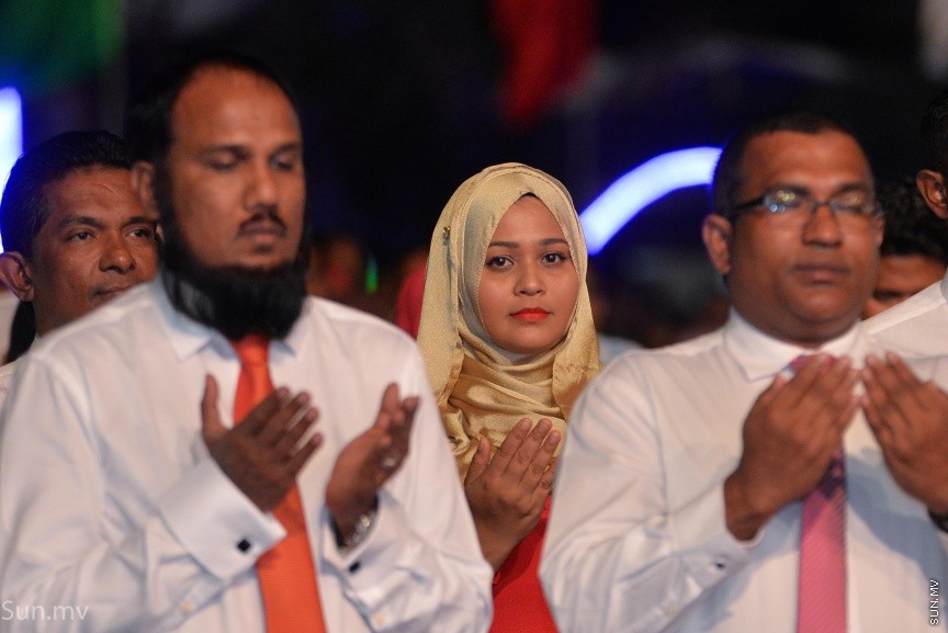 17 ނޮވެމްބަރ 2017: ރައީސް ޔާމިންގެ  ސަރުކާރަށް ހަތަރު އަހަރު ފުރުމުގެ މުނާސަބަތުގައި "ބަހާރެކޭ"ގެ ނަމުގައި ކާނިވާ ސަރަހައްދުގައި ބޭއްވި ޖަލްސާގެ ތެރެއިން---ސަން ފޮޓޯ/ މުހައްމަދު އަފްރާހް 