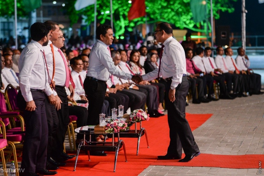 17 ނޮވެމްބަރ 2017: ރައީސް ޔާމިންގެ  ސަރުކާރަށް ހަތަރު އަހަރު ފުރުމުގެ މުނާސަބަތުގައި "ބަހާރެކޭ"ގެ ނަމުގައި ކާނިވާ ސަރަހައްދުގައި ބޭއްވި ޖަލްސާގެ ތެރެއިން---ސަން ފޮޓޯ/ މުހައްމަދު އަފްރާހް 