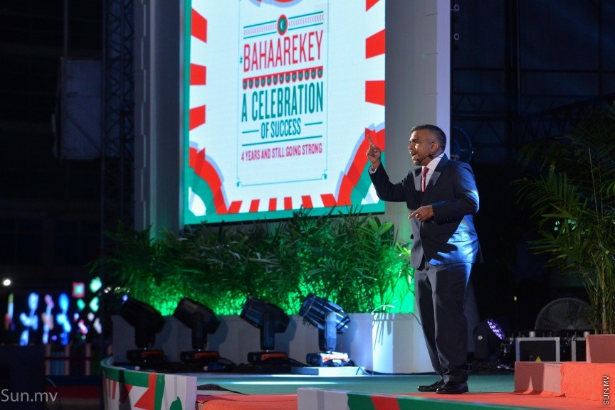 17 ނޮވެމްބަރ 2017: ރައީސް ޔާމިންގެ  ސަރުކާރަށް ހަތަރު އަހަރު ފުރުމުގެ މުނާސަބަތުގައި "ބަހާރެކޭ"ގެ ނަމުގައި ކާނިވާ ސަރަހައްދުގައި ބޭއްވި ޖަލްސާގެ ތެރެއިން---ސަން ފޮޓޯ/ މުހައްމަދު އަފްރާހް 