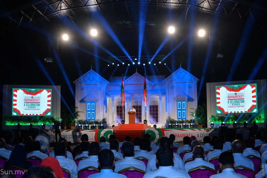 17 ނޮވެމްބަރ 2017: ރައީސް ޔާމިންގެ  ސަރުކާރަށް ހަތަރު އަހަރު ފުރުމުގެ މުނާސަބަތުގައި "ބަހާރެކޭ"ގެ ނަމުގައި ކާނިވާ ސަރަހައްދުގައި ބޭއްވި ޖަލްސާގެ ތެރެއިން---ސަން ފޮޓޯ/ މުހައްމަދު އަފްރާހް 