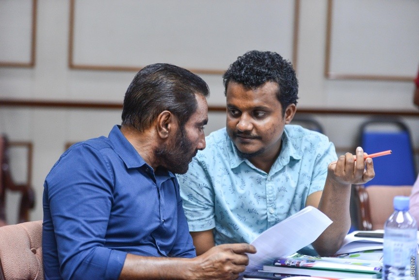 ނޮވެމްބަރ 20، 2017: އަންނަ އަހަރަށް ލަފާކުރާ ބަޖެޓު ދިރާސާ ކުރާ ކޮމެޓީގެ ބައްދަލުވުމުގެ ތެރެއިން: ހިޔާލު ތަފާތުވެ އިދިކޮޅު މެންބަރުން ވަނީ  ކޮމެޓީ ބޮއިކަޓުކޮށް ނިކުމެވަޑައިގެންފަ -- ސަން ފޮޓޯ/ ފަޔާޒު މޫސާ 