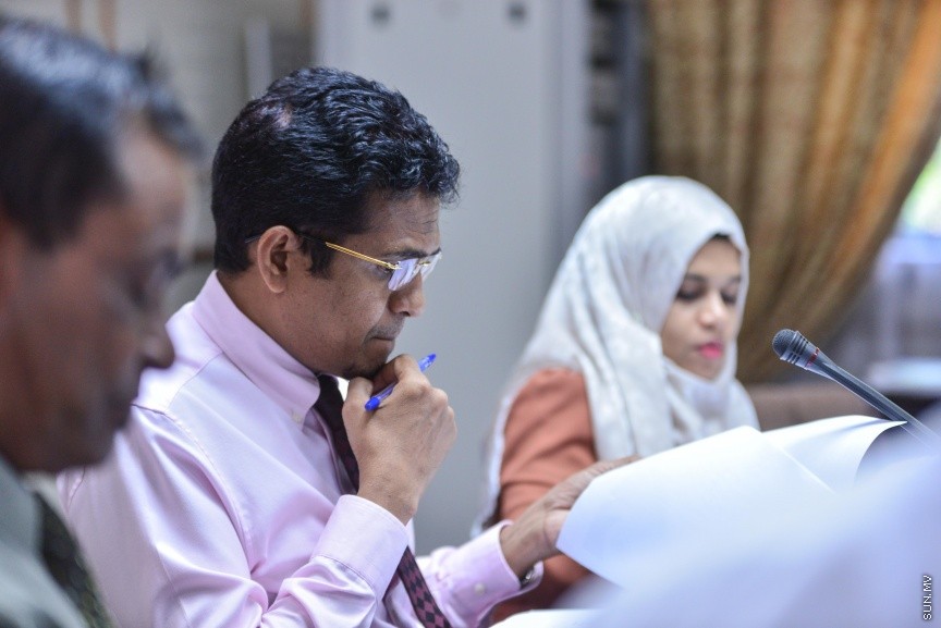 ނޮވެމްބަރ 20، 2017: އަންނަ އަހަރަށް ލަފާކުރާ ބަޖެޓު ދިރާސާ ކުރާ ކޮމެޓީގެ ބައްދަލުވުމުގެ ތެރެއިން: ހިޔާލު ތަފާތުވެ އިދިކޮޅު މެންބަރުން ވަނީ  ކޮމެޓީ ބޮއިކަޓުކޮށް ނިކުމެވަޑައިގެންފަ -- ސަން ފޮޓޯ/ ފަޔާޒު މޫސާ 