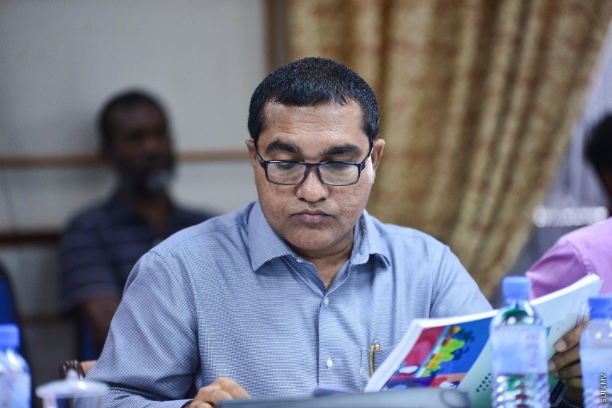 ނޮވެމްބަރ 20، 2017: އަންނަ އަހަރަށް ލަފާކުރާ ބަޖެޓު ދިރާސާ ކުރާ ކޮމެޓީގެ ބައްދަލުވުމުގެ ތެރެއިން: ހިޔާލު ތަފާތުވެ އިދިކޮޅު މެންބަރުން ވަނީ  ކޮމެޓީ ބޮއިކަޓުކޮށް ނިކުމެވަޑައިގެންފަ -- ސަން ފޮޓޯ/ ފަޔާޒު މޫސާ 