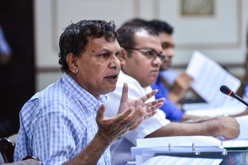 ނޮވެމްބަރ 20، 2017: އަންނަ އަހަރަށް ލަފާކުރާ ބަޖެޓު ދިރާސާ ކުރާ ކޮމެޓީގެ ބައްދަލުވުމުގެ ތެރެއިން: ހިޔާލު ތަފާތުވެ އިދިކޮޅު މެންބަރުން ވަނީ  ކޮމެޓީ ބޮއިކަޓުކޮށް ނިކުމެވަޑައިގެންފަ -- ސަން ފޮޓޯ/ ފަޔާޒު މޫސާ 